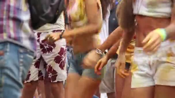 Chicas atractivas bailando en la fiesta — Vídeo de stock