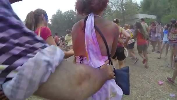 Люди в краске веселятся на фестивале — стоковое видео