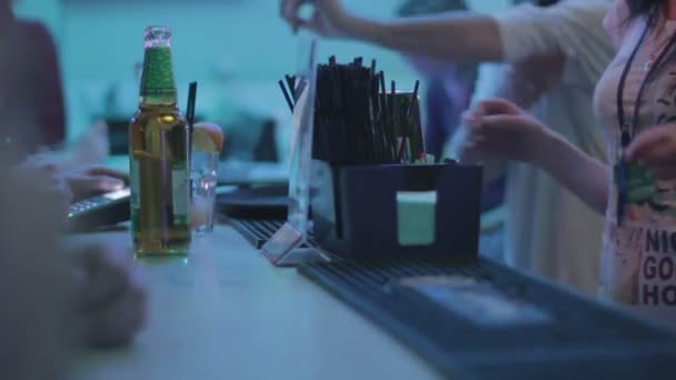 Gasten van club bar — Stockvideo