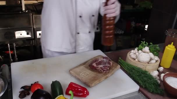 Chef préparant un morceau de viande — Video