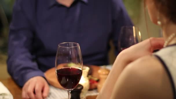 Paar verabredet sich in Restaurant — Stockvideo