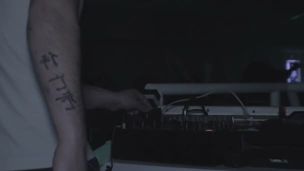 DJ trabajando en el tocadiscos — Vídeo de stock