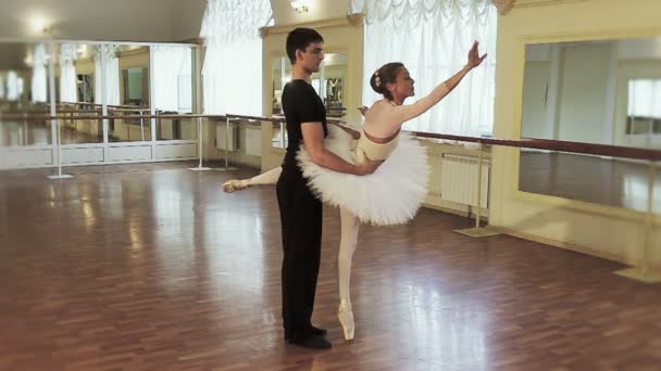 Casal praticando movimentos de balé — Vídeo de Stock