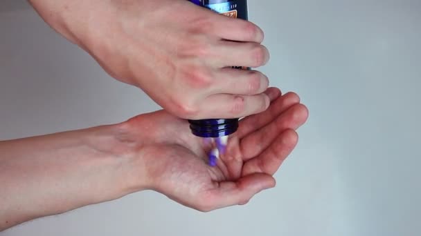 Handen gieten uit blauwe capsules — Stockvideo