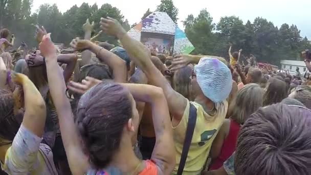 Подростки машут руками музыке на фестивале — стоковое видео