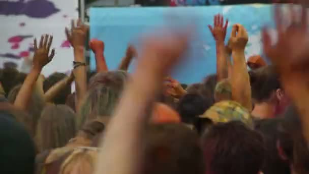 Jugendliche tanzen beim Festival zur Musik — Stockvideo