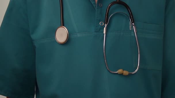 Médecin donnant des médicaments au patient — Video