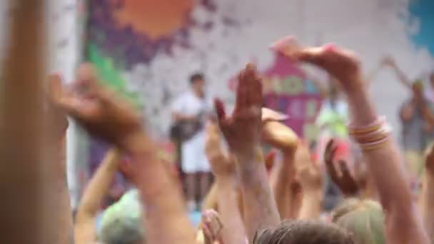 Gente saludando y aplaudiendo en concierto — Vídeos de Stock