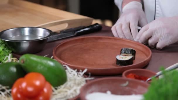 Rouleaux de sushi japonais — Video