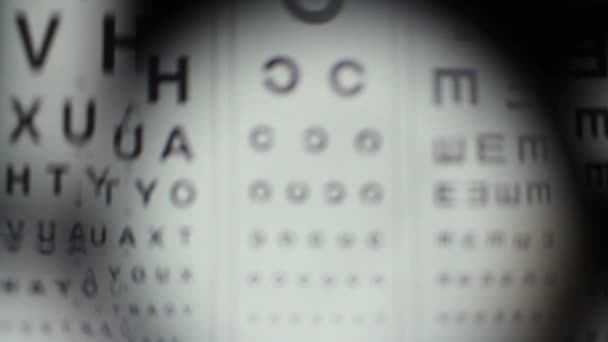 Kontrollera ögonen med ögonläkare utrustning — Stockvideo