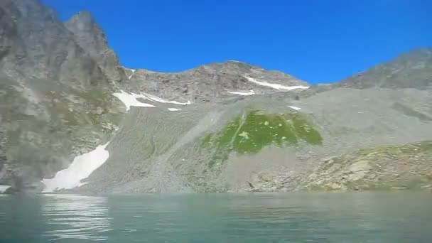 Nadar bajo el agua en un lago azul de montaña — Vídeo de stock