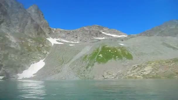 Subaquático nadando em um lago de montanha azul — Vídeo de Stock