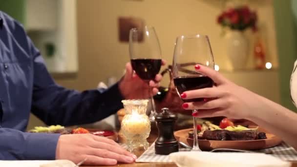 Casal copos de vinho clinking no restaurante — Vídeo de Stock