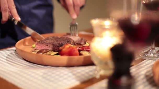 Hombre disfrutando de filete a la parrilla en restaurante — Vídeos de Stock