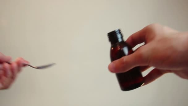 Verser des médicaments dans la cuillère 