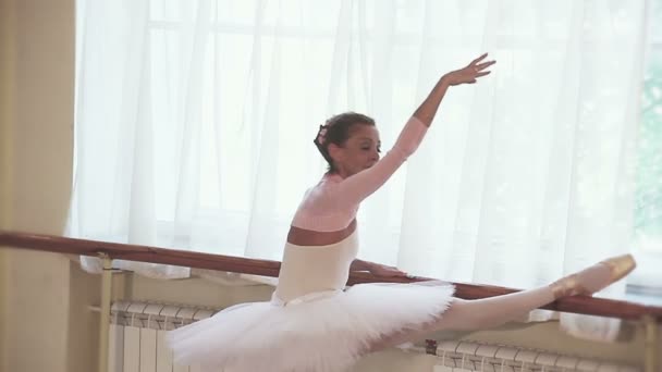 Couple practicing ballet moves — Stock Video