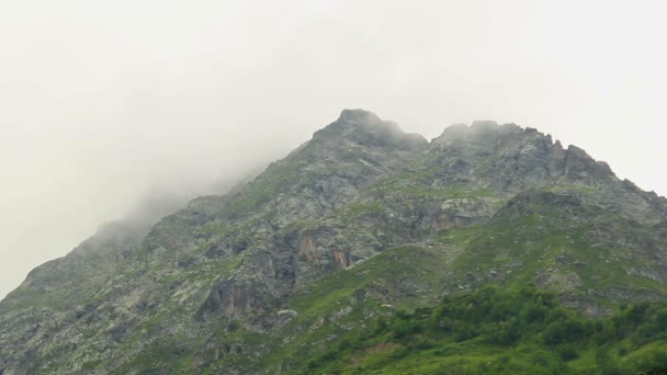 Κορυφή του βουνού καλύπτονται σε σύννεφα — Αρχείο Βίντεο