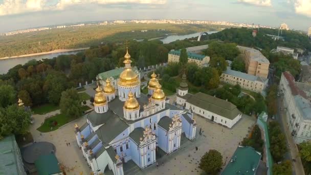 Vue aérienne de l'église avec dômes dorés — Video