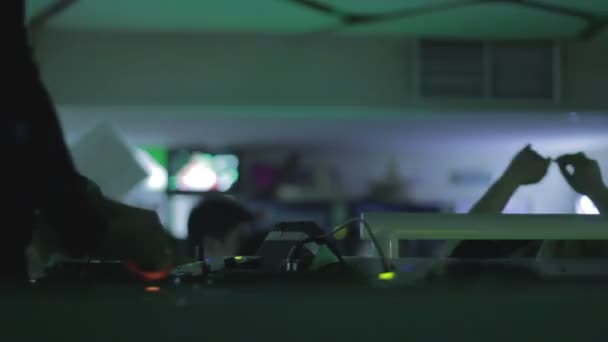 DJ в ночном клубе — стоковое видео