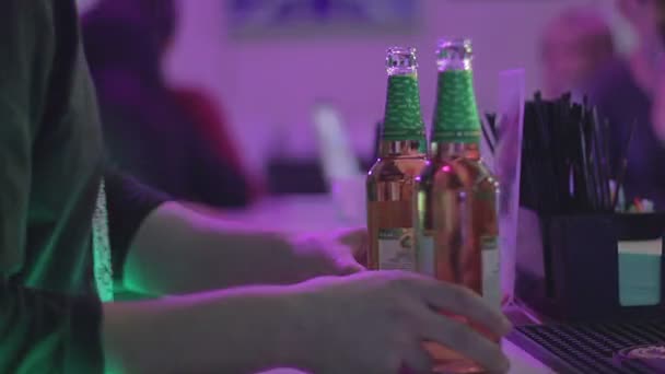 Anonimowe kupowanie alkoholu w nocnym klubie — Wideo stockowe