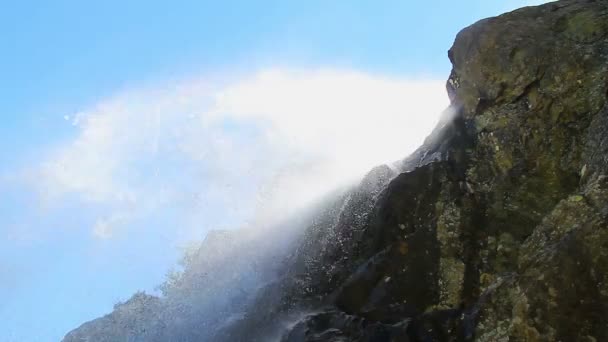 Água salpicando sobre a rocha — Vídeo de Stock