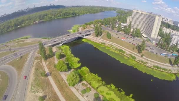 Воздушный кадр моста через реку — стоковое видео