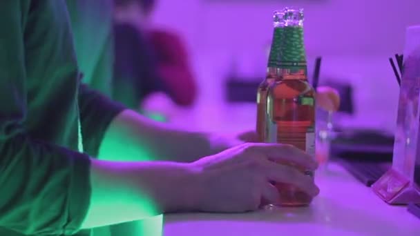 Человек, заказывающий бутылочное пиво в баре — стоковое видео