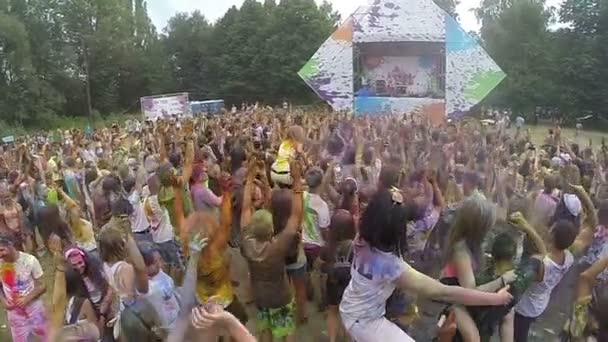 Público bailando en el festival — Vídeo de stock