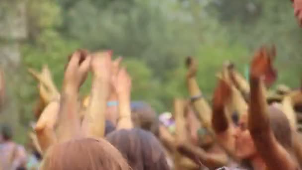 Meninas dançando sincronicamente no evento — Vídeo de Stock