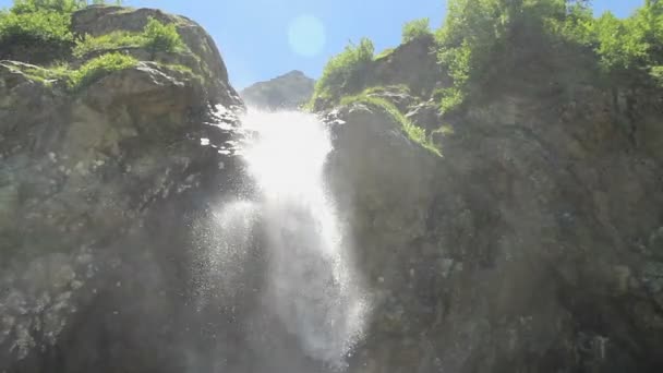 바위 위로 분출 하는 물 — 비디오