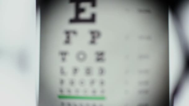 Optometrista eligiendo lentes para gafas — Vídeos de Stock