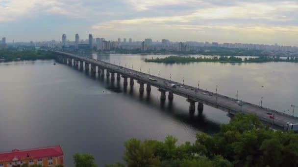 Tráfico de coches conduciendo puente río ocupado — Vídeos de Stock