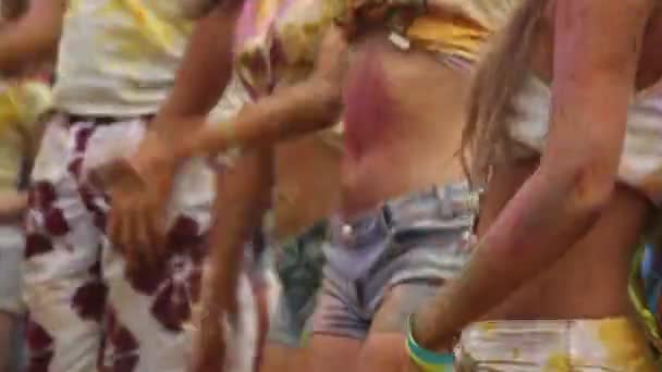 Горячие девушки в шортах наслаждаются вечеринкой — стоковое видео
