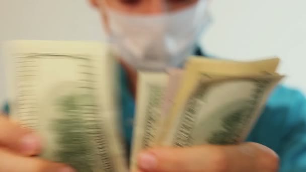 Doctor contando dinero — Vídeos de Stock