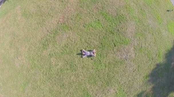 Uomo sdraiato a terra mani dietro la testa — Video Stock