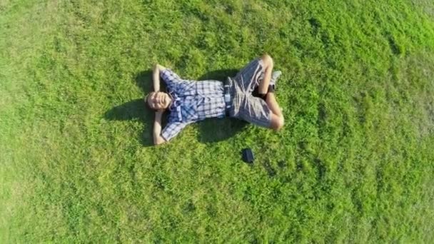 Uomo sdraiato sull'erba — Video Stock