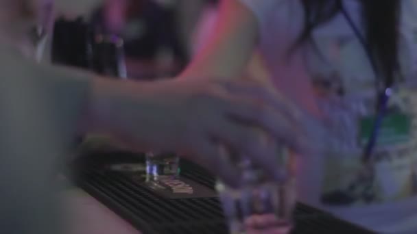 Barman w klubie nocnym — Wideo stockowe