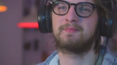 kulaklıklar müzik adamı