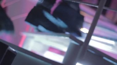 İnsanlar merdivenlerden yukarı ve aşağı