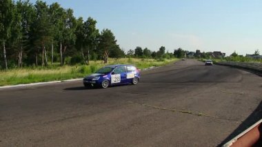 Turnuva boyunca alarak yarış arabalar