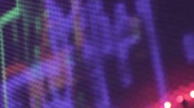 Duvarına renkli ışıklar yanıp sönüyor