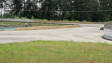 Turnuva boyunca alarak yarış arabalar