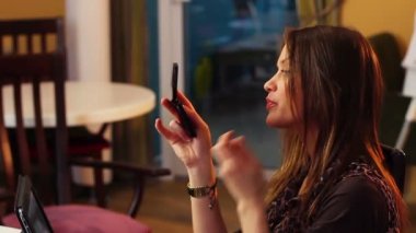 Kadının dudakları denetler