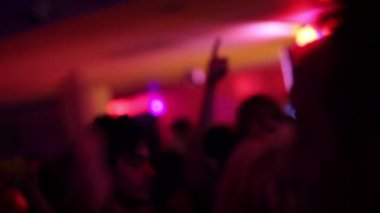 insanlar dans ve el sallayarak