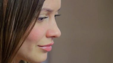 kadın yüzü gülüyor