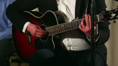 Müzisyen gitar performans