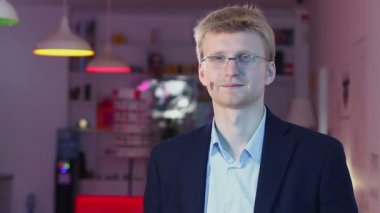 Gözlüklü sarışın iş adamı