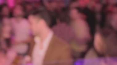 İnsanlar dans pistinde