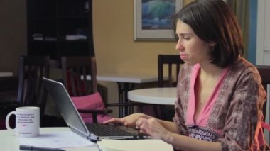 Kadın ilişkileri için Internet'e gözatabilir