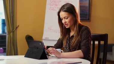 Ofiste çalışan kadın.